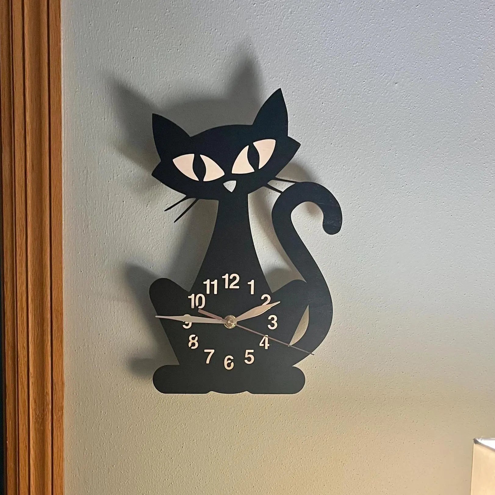 Wall clock shaped like a cat – charming decor for kitchens and studios