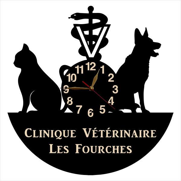 French version of personalized vet clock for clinic wall