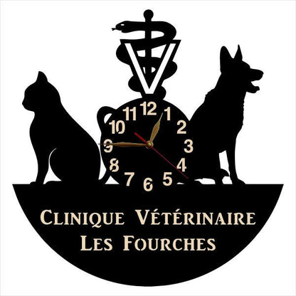 French version of personalized vet clock for clinic wall
