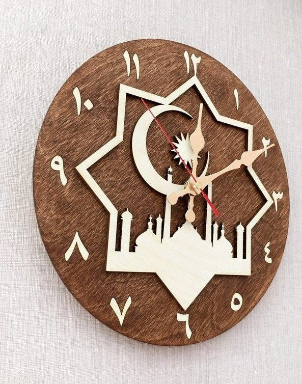 Crescent-and-star wall clock displayed on Ramadan ifṭar table